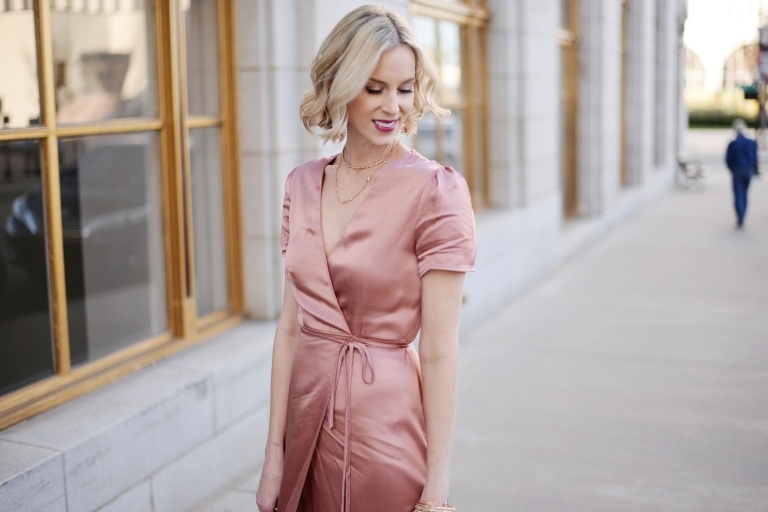 Zavinovacie šaty kombinujú nápady na letné oblečenie s blonďavými vlasmi a účesom s kučerami