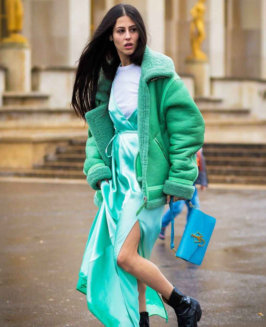 Zavinovacie šaty kombinujú semišové členkové členkové topánky modrej kabelky