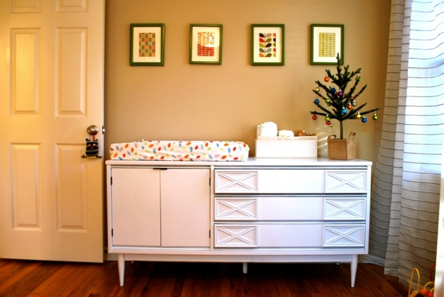 Ako prebaľovací pult použite normálnu komodu Prebaľovací pult vo vintage štýle vianočného stromčeka