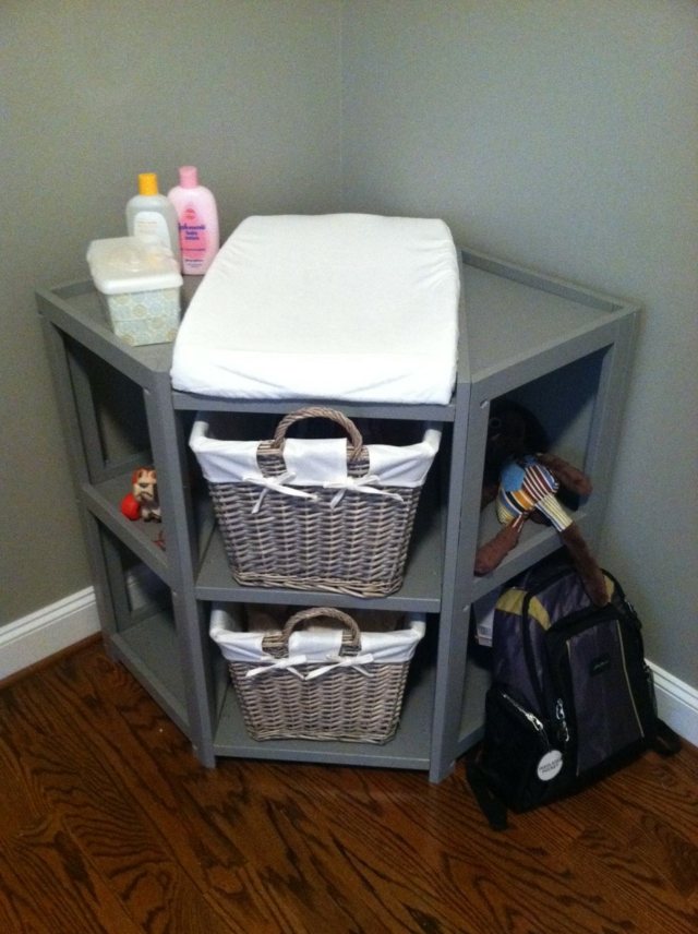 Rohová prebaľovacia jednotka v šedej farbe s policami Prebaľovací stôl-do-rohu-v-šedej