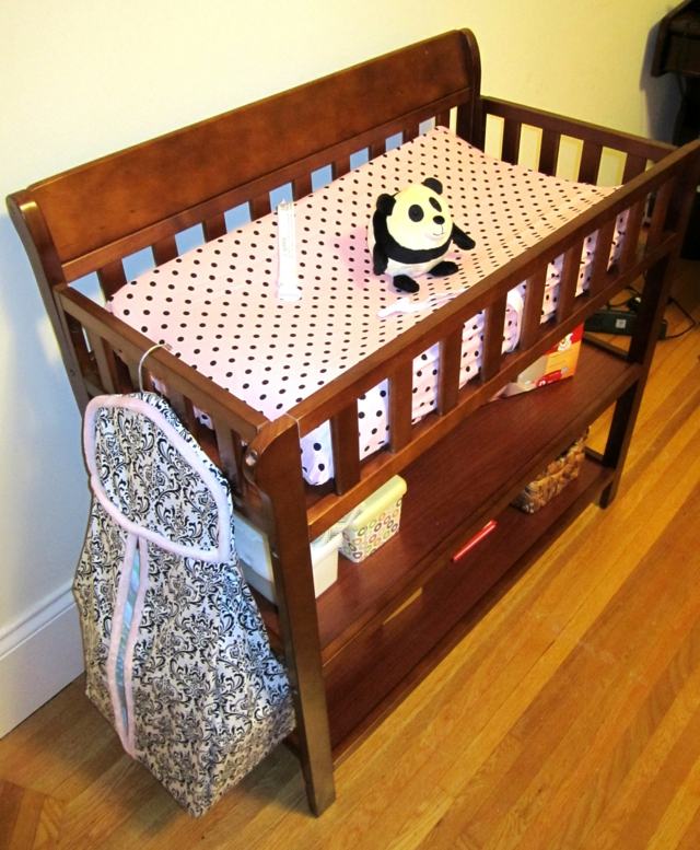 Mäkká prebaľovacia podložka, prebaľovací pult z masívu Prebaľovací stôl z masívneho dreva s hranou