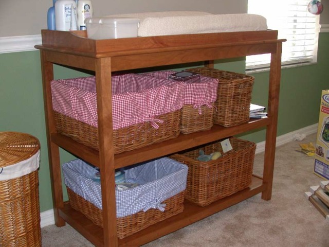 Drevený prebaľovací pult s boxom a košíkmi z vodného hyacintu Prebaľovací stôl z dreva s policami