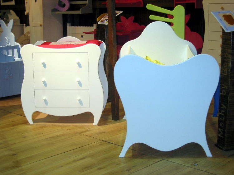 Prebaľovací pult v detskej izbe -bielo-klenutá-volutová-matná-by-bols-detská posteľ