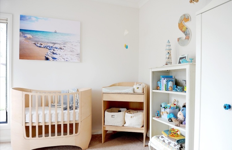 Prebaľovací pult v detskej izbe -list-svetlo-polička-drevo-biela-sladká