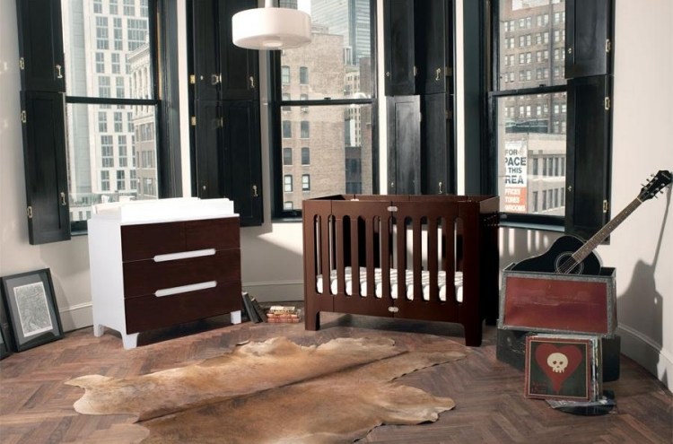 prebaľovací pult-detská izba-alma-hnedá-gitara-okno-kožušina-koberec-nbaby posteľ