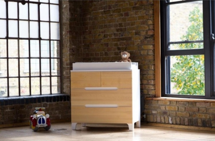 Prebaľovací stôl-detská izba-alma-drevo-svetlo-tehla-stena-medvedík-okno