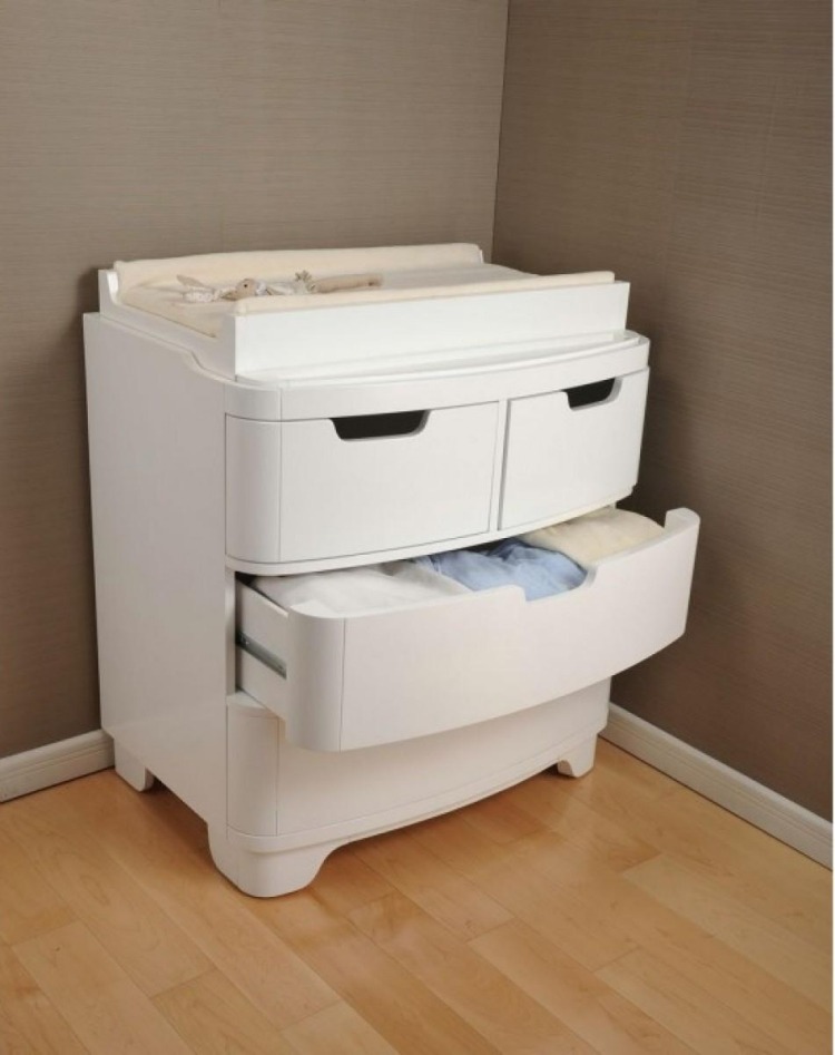 Prebaľovací pult-detská izba-luxo-biela-malá-moderná-zásuvka-stena-farba-hnedá