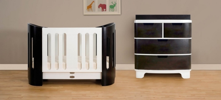 Prebaľovací stôl-detská izba-čierno-biele-zásuvky-detská postieľka-parkety-podlaha-obraz-stena