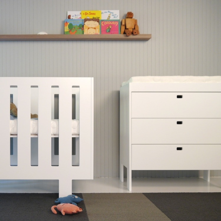 Prebaľovací stôl-detská izba-biele-zásuvky-detská izba-detská postieľka-spot-on-squre