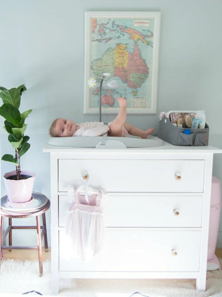 Postavte na skriňu malú prebaľovaciu plochu a pomocou organizéra triedte plienky a kozmetiku