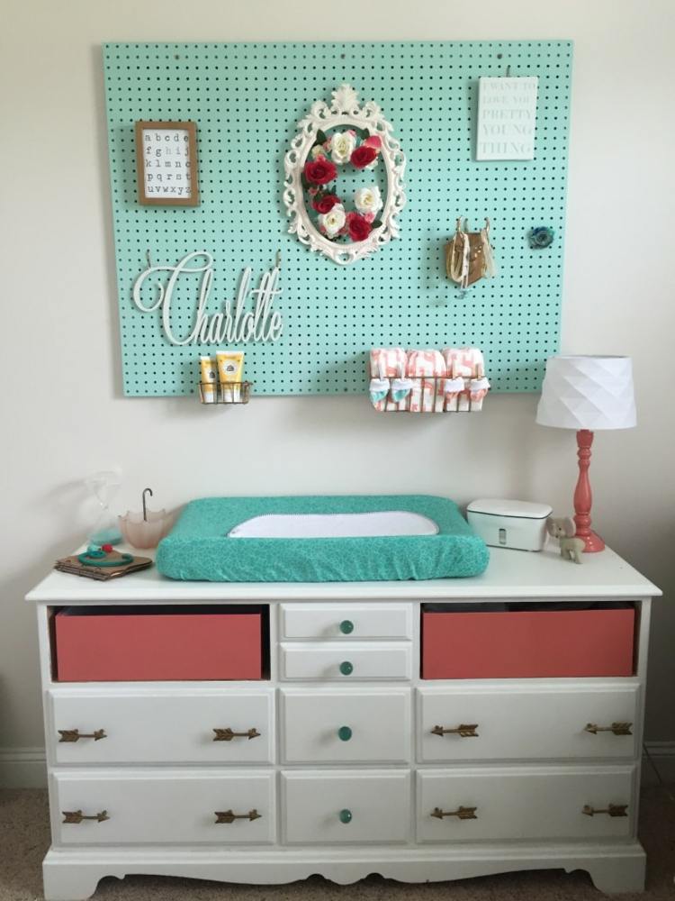 Vintage prebaľovacia stanica s podložkou a perforovanou doskou na plienky a dekorácie