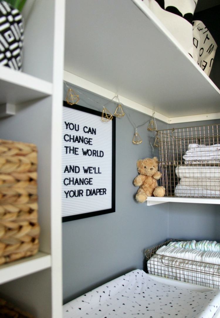 Vytvorte prebaľovací kút v skrini s drôtenými košíkmi na plienky