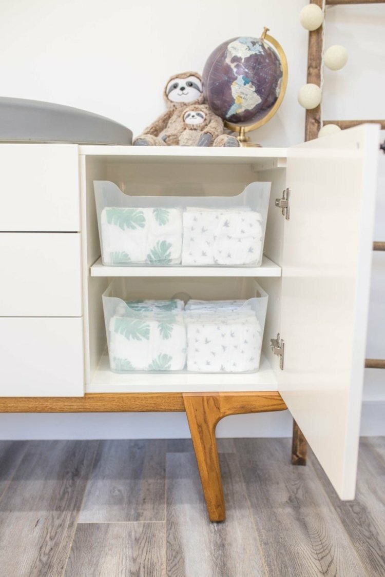 Organizujte prebaľovací pult s plastovým boxom na plienky