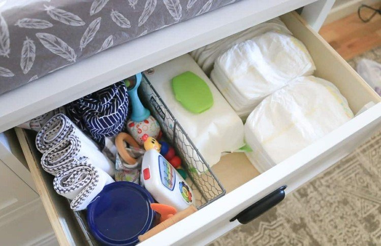 Príslušenstvo k prebaľovaciemu stolu majte v zásuvke na dosah