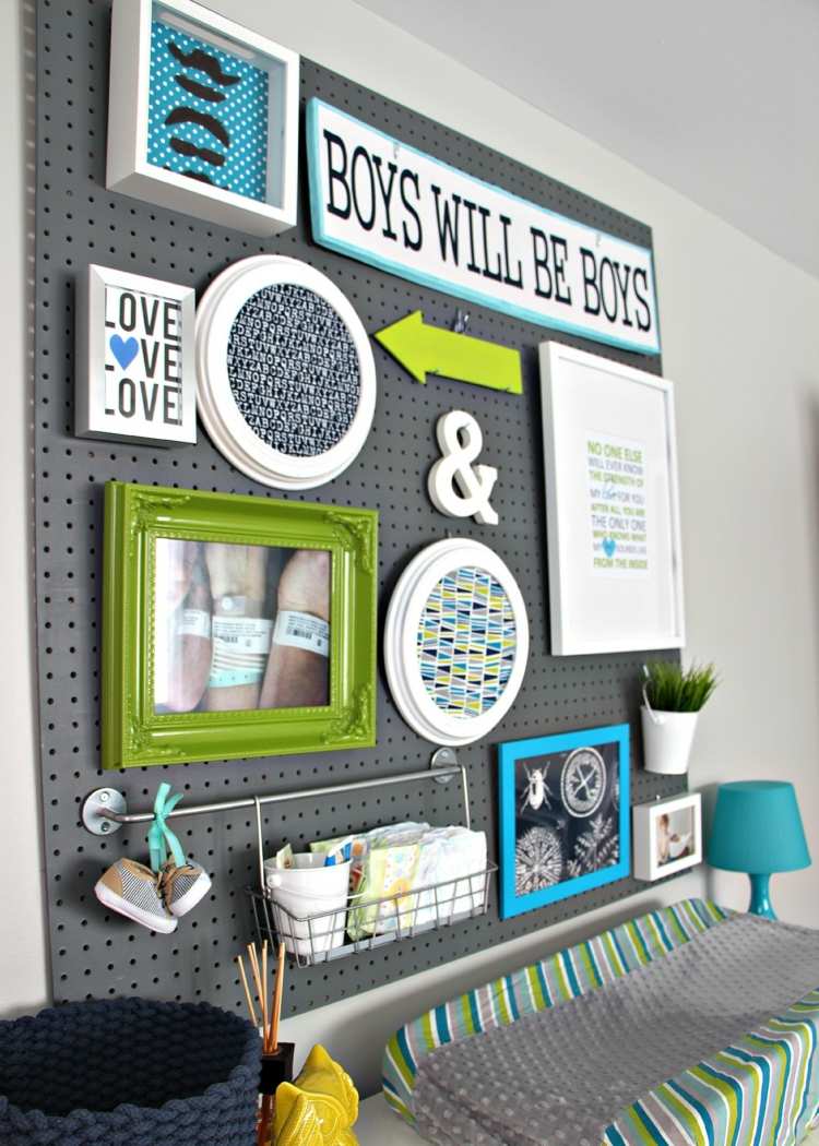 Nastavte prebaľovaciu plochu v modrej, zelenej a sivej farbe s dierovanou doskou ako ozdobou steny