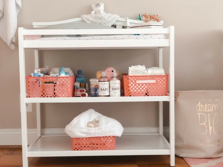 Jednoduchý prebaľovací pult pre dievčatá s košíkmi v lososovej farbe