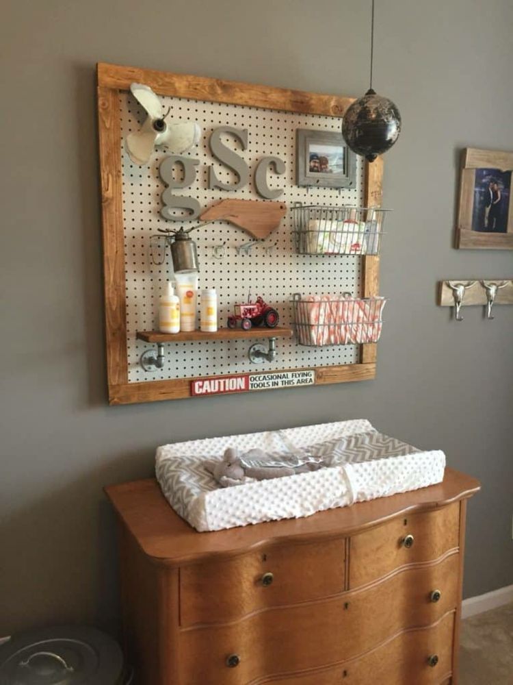 Premeňte obyčajnú komodu na prebaľovací pult s prebaľovacou podložkou a dierovanou doskou na stene