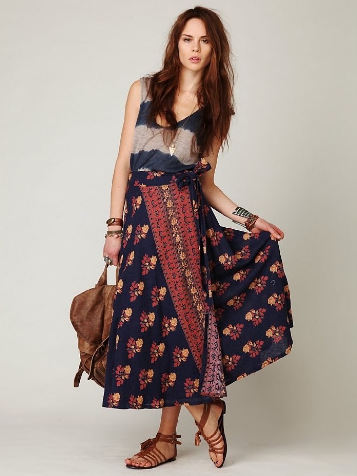 Omotajte sukňu v dĺžke čaju s etnickými motívmi v tmavo modrej a červenej farbe Zavinovacia sukňa ušitá idee-teelange-etno-motívy-tmavomodro-červená