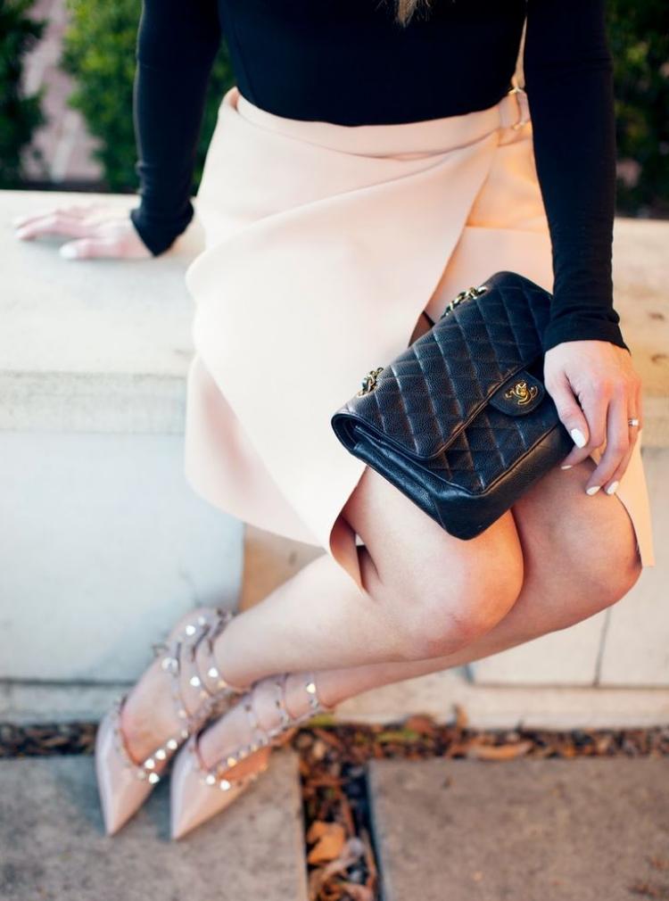 Zavinujte sukňu v jemnej broskyňovej farbe na večerné oblečenie zavinovacka-sukne-blizka-myslienka-ruzova-broskynova-farba-vecerna-vybava