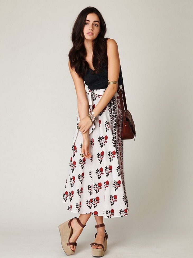 Zavinutá sukňa v dĺžke čaju v bielej farbe s kvetinovou potlačou zábal-sukňa-blízko-nápad-čaj-dlhý-biele-červené-kvety-viazané na boku