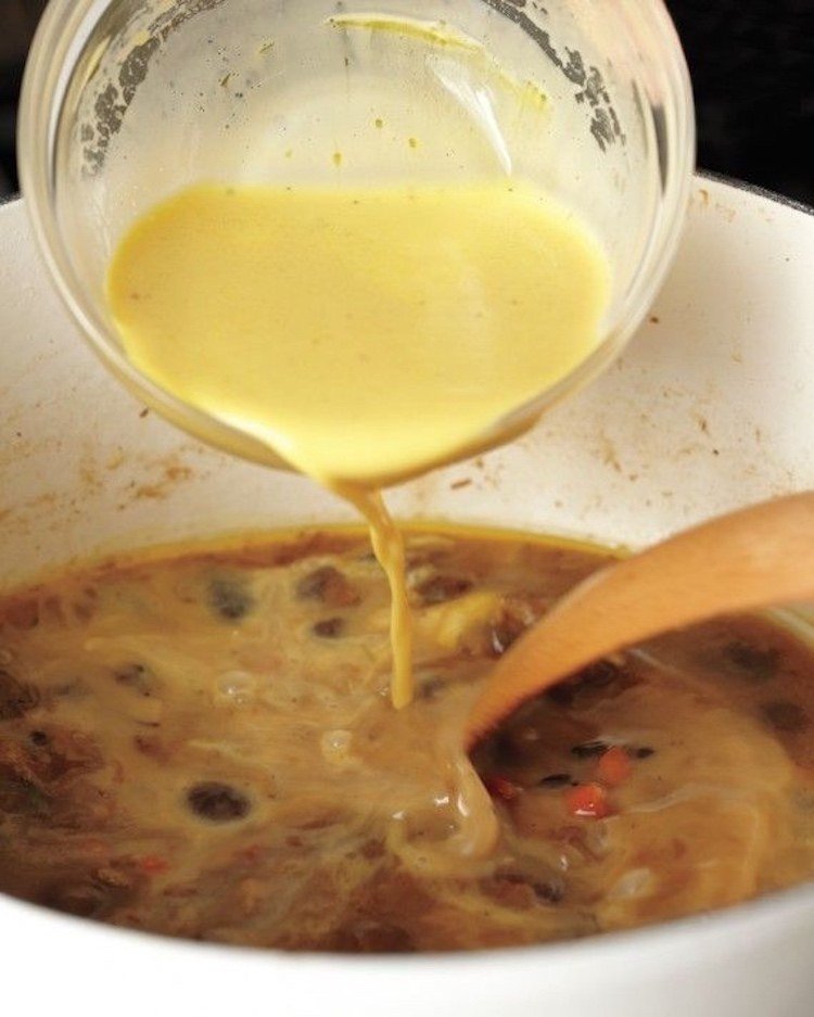 Omáčku s nízkym obsahom uhľovodíkov zahustite vaječným žĺtkom