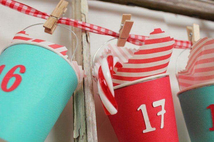 adventný kalendár papierový pohár štipce na prádlo drôtené vodítko