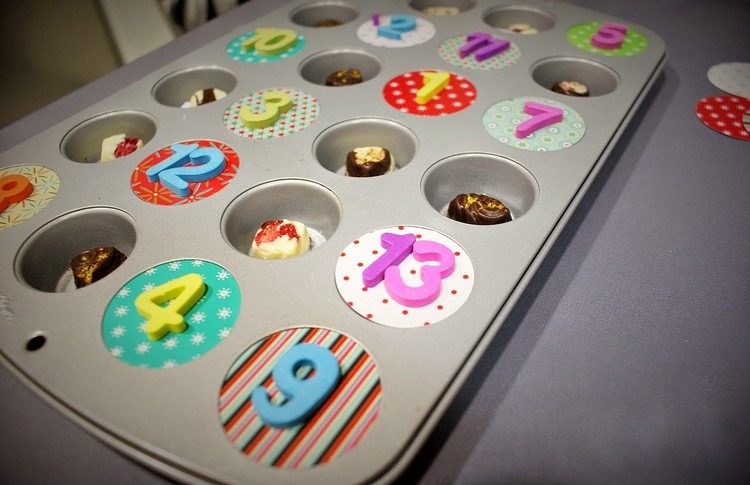 diy adventný kalendár muffin plechový zápisníkový papier