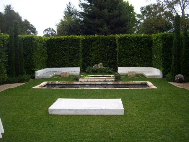 Ochrana súkromia živý plot záhradné jazierko kamene mramor