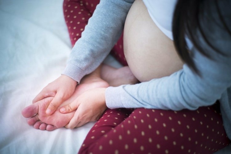 Počas tehotenstva sa voda často zhromažďuje v nohách