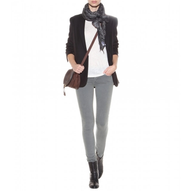 Priliehavé rifle pôsobia mladšie, lepšie sú štíhle, vyššie obtiahnuté rifle vyzerajú lepšie štíhlejšia vyššia postava