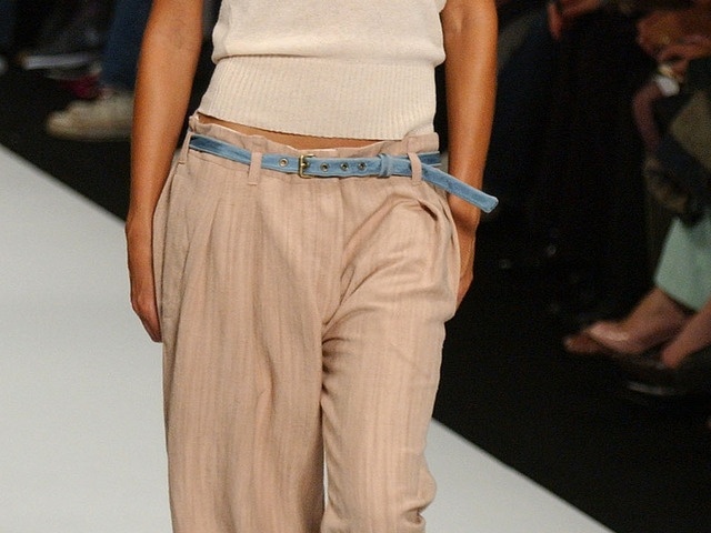 vhodne sa obliecť módne trendy široké nohavice tesný top vyzerať mladšie šaty vhodne módne trendy široké nohavice