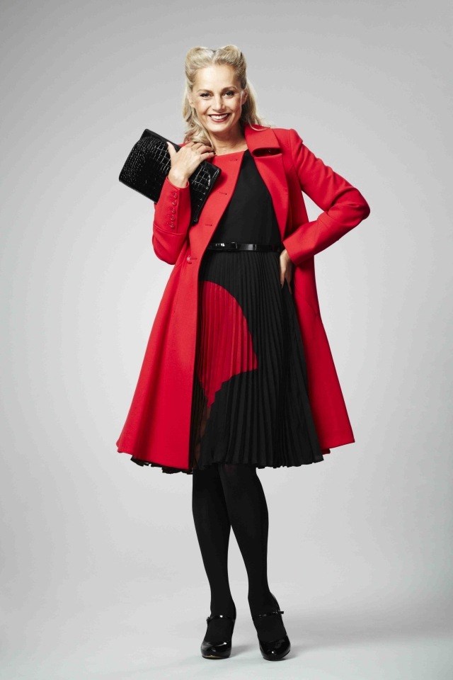 krásna blond červená čierna štýlovo oblečená skladaná vyzerať mladšia žena krásna blond stredného veku