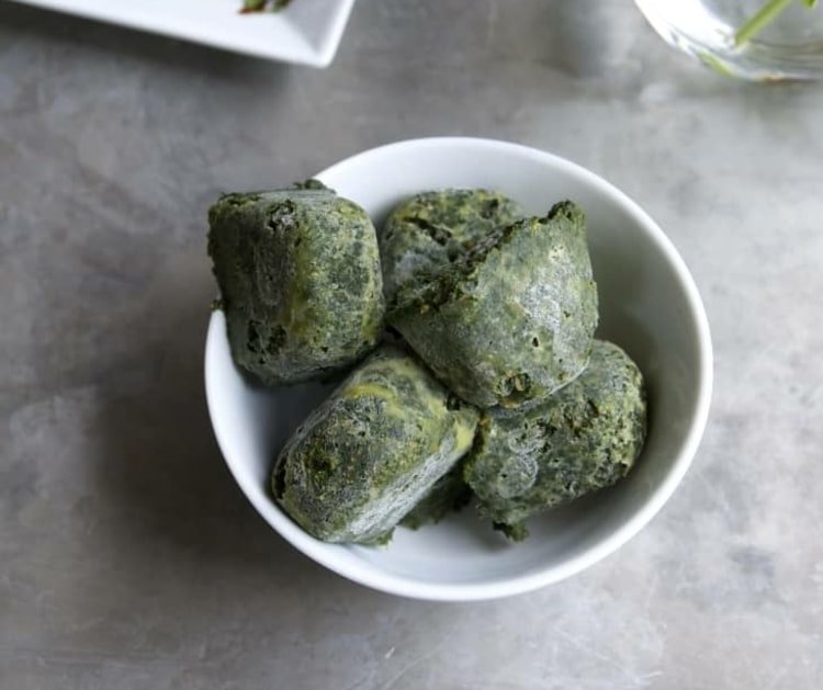 Zachovajte bazalku - bazalkové pyré zamrazte vo forme na kocky ľadu