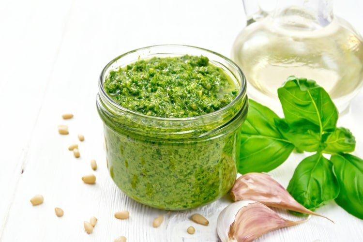 Pesto recept na vlastnú prípravu a zmrazenie alebo skladovanie v chladničke