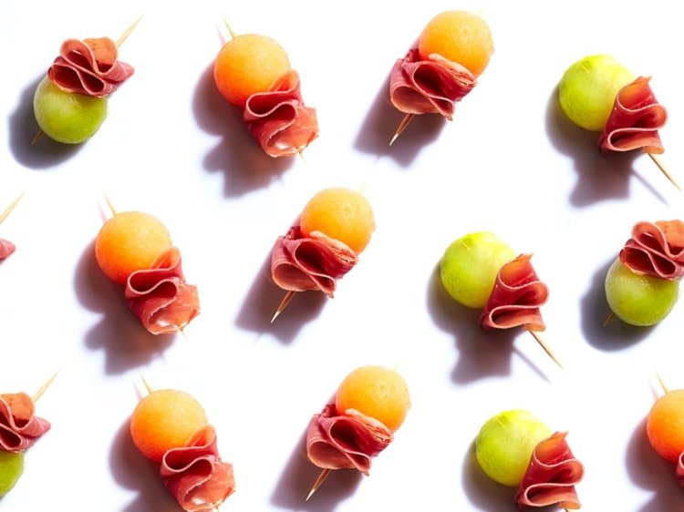 Melón naaranžujte do vizuálne pekných guličiek s parmskou šunkou na špáradlá