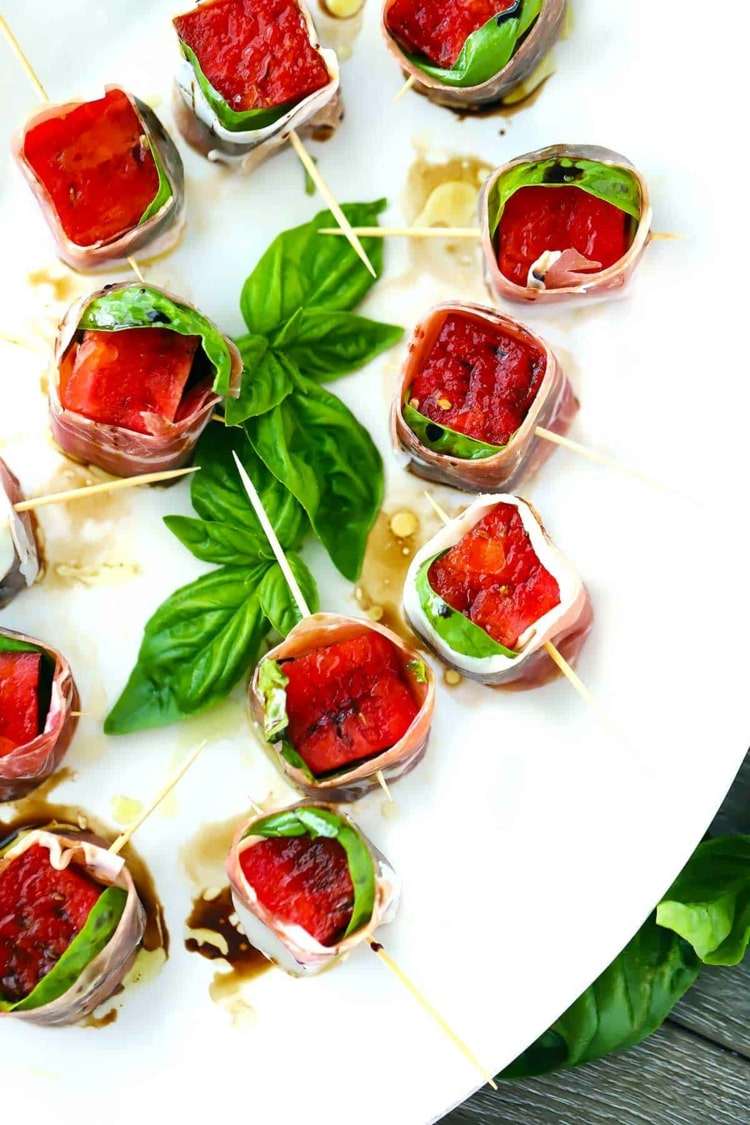 Kocky vodného melónu na špajdlách so šunkou a bazalkou