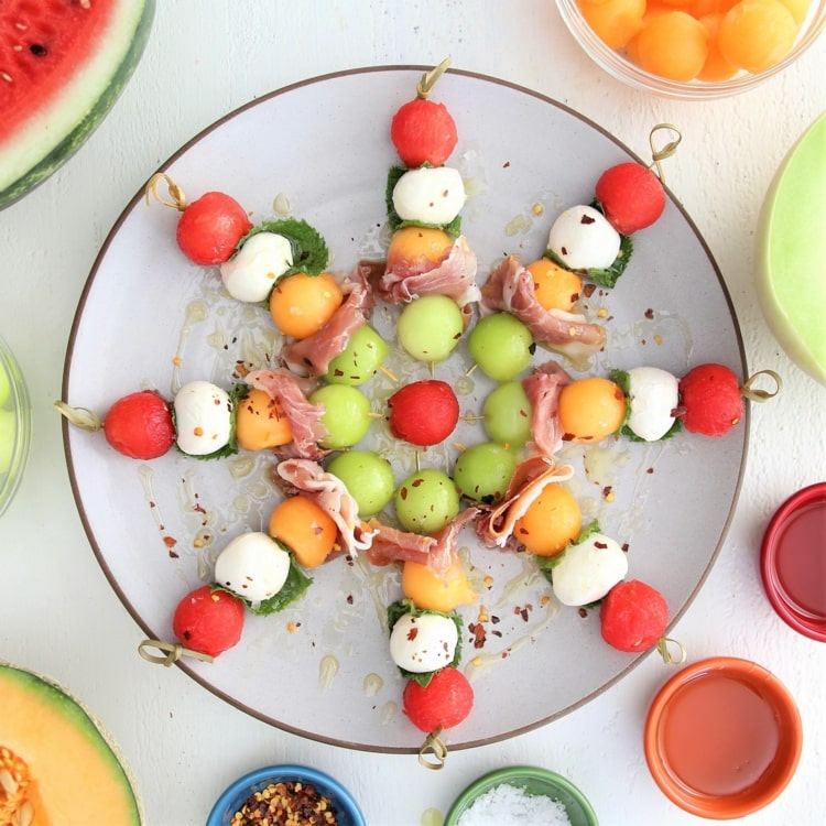 Melónové špízy s mozzarellou, šunkou a bazalkou alebo mätou