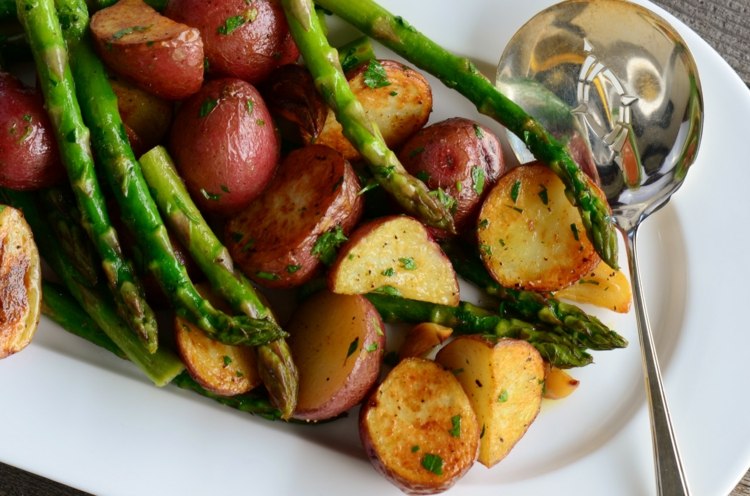špargľa-zeleno-pečené-zemiaky