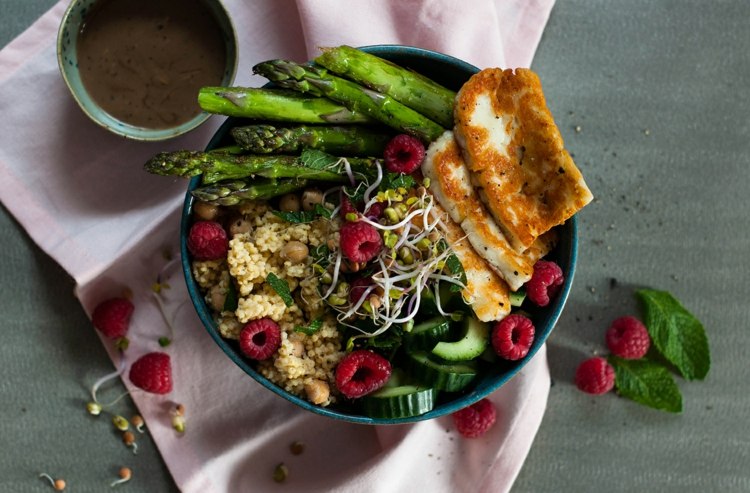 quinoa-syr-malina-šalát-špargľa-varenie