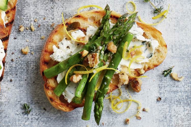 bruschetta-špargľa-zelená-citrónová kôra