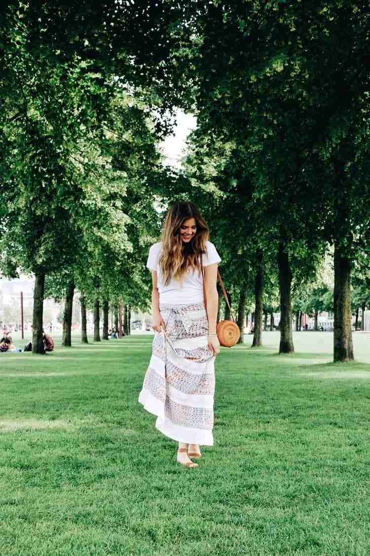 Skombinujte biele tričko a ľahkú maxi sukňu so sandálmi