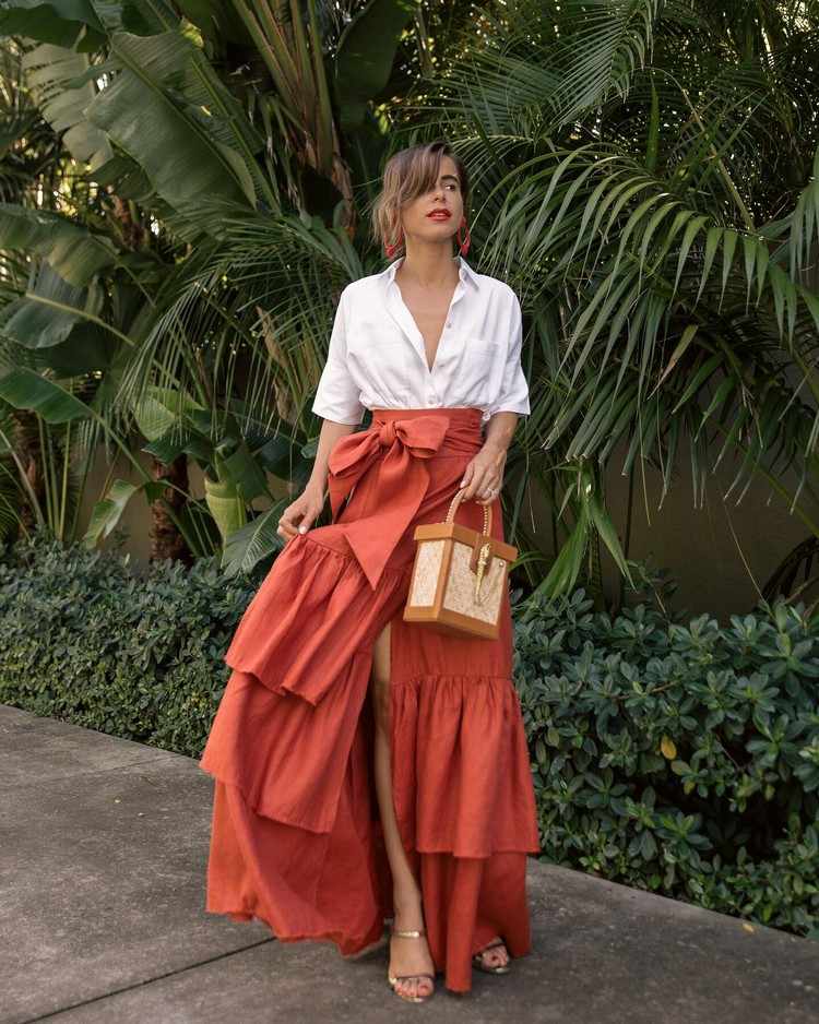 Ako sa dlhé sukne kombinujú s košeľovými blúzkami v lete