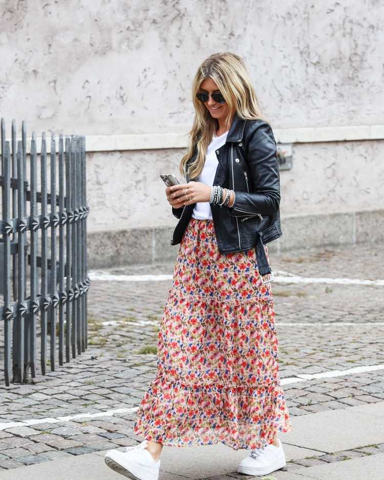 Skombinujte maxi sukňu s kvetinovým vzorom s bielymi teniskami, tričkom a koženou bundou