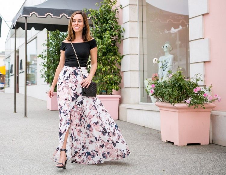 Dlhé sukne ako kombinujú čierne top sandále