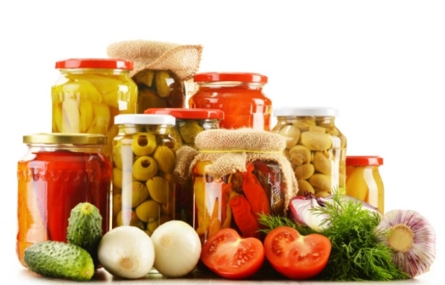 Tradične konzervovaná zelenina šalát-paprika-paradajky Vytvorte si vlastnú konzervovanú zeleninu so šalátom, paprikou a paradajkami