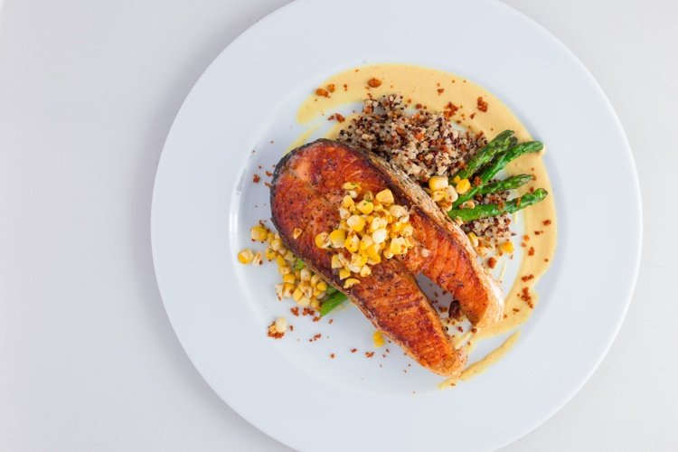 Lososový tanier so špargľou z quinoa omáčky
