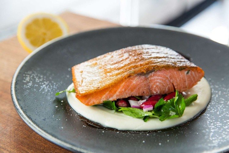 Usporiadajte tanier z filé z čierneho lososa