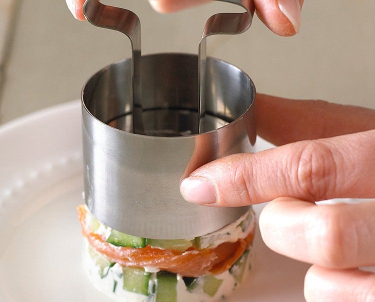 Podávací krúžok použite predjedlo losos uhorka smotanový syr