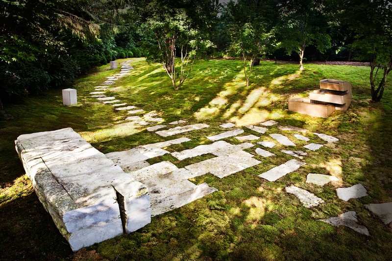 Záhrada-dizajn-záhradná cesta-vodné hry-záhradná lavička-prírodný kameň