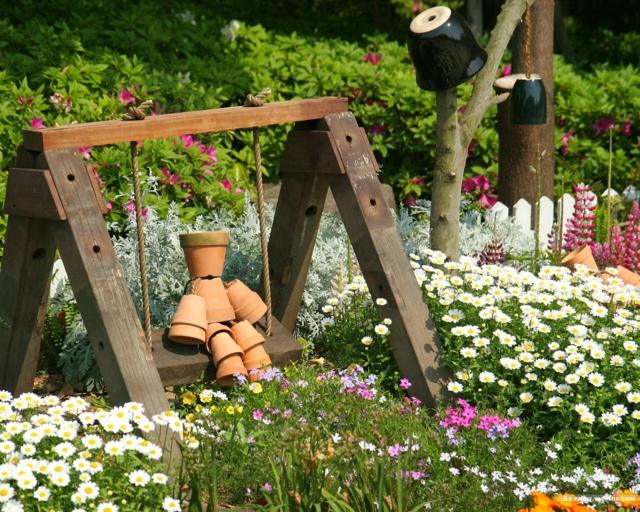 Záhradná dekorácia jarné kvety záhradný plot vysoké leto